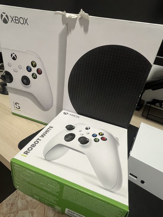 Xbox serie S + 2 comandos + monitor