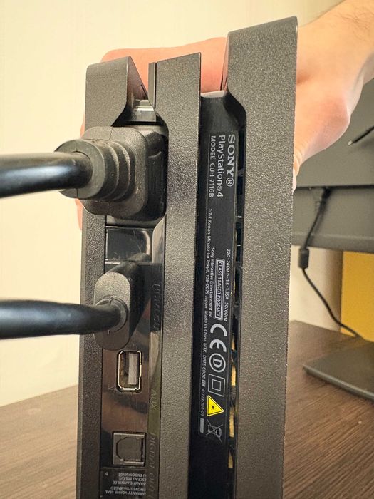 Sony PlayStation 4 PRO (1TB) + підставка + камера (PS Camera V2)