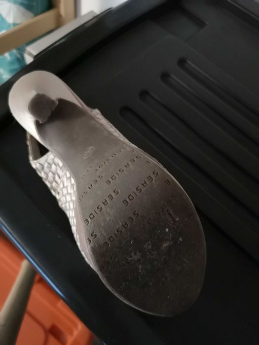 Sandália de salto agulha