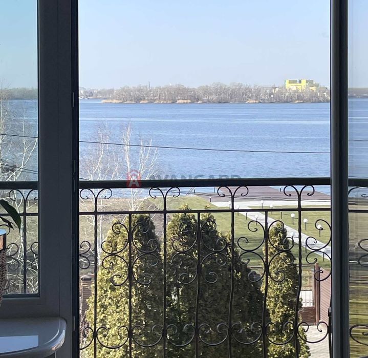 Дім біля річки для тих, хто знає ціну справжньому затишку.