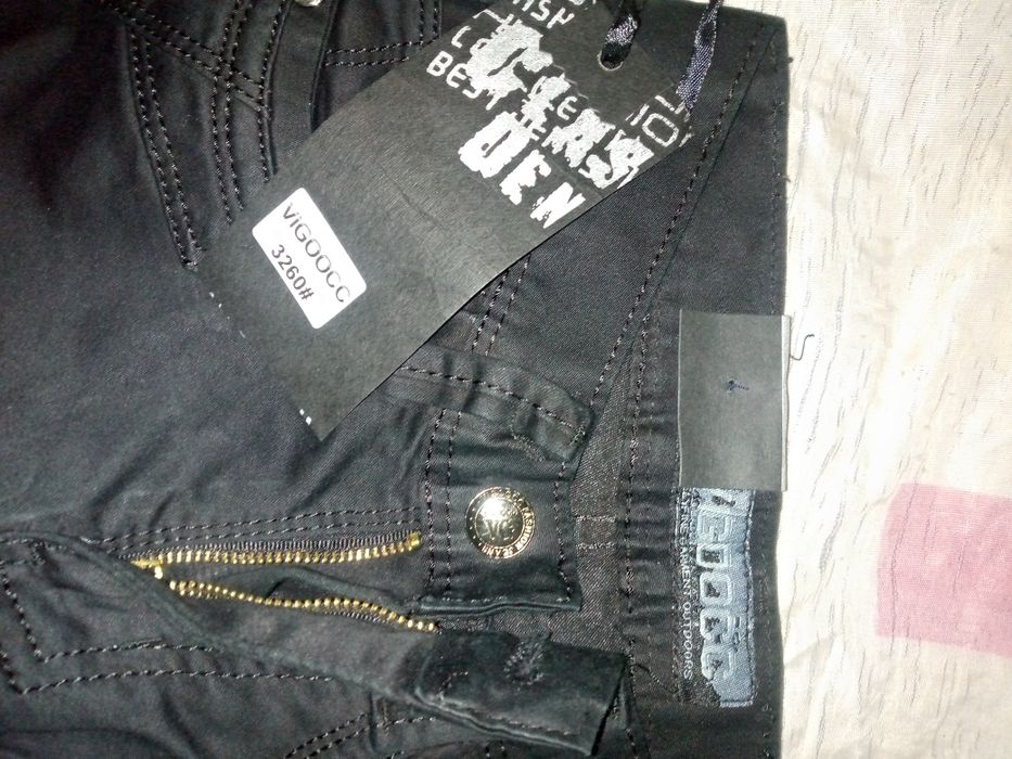 Чорні брюки на хлопця