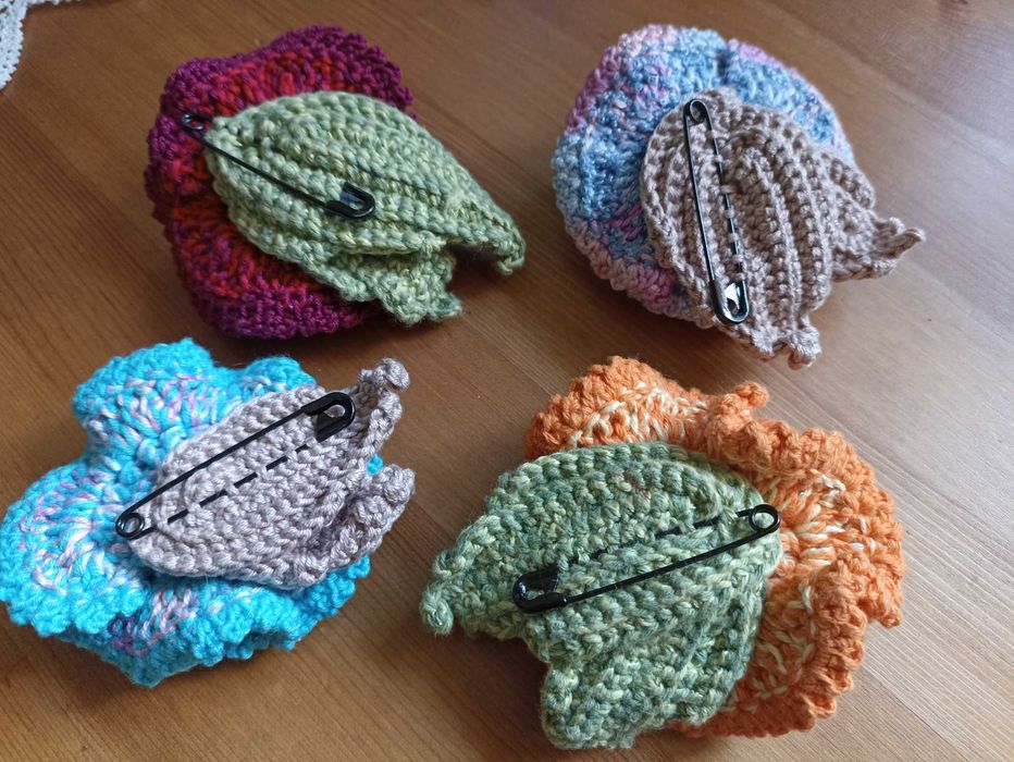 Broszka, kwiat, szydełko, rękodzieło