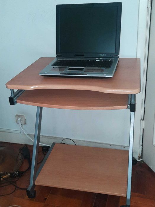 Secretária com prateleira amovível