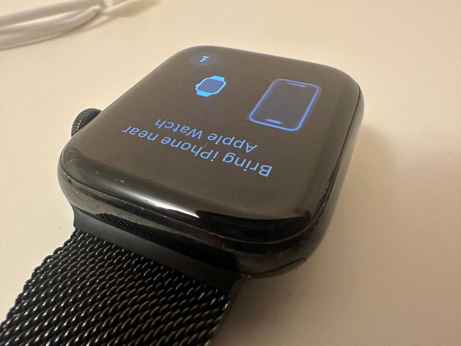 Apple Watch Series 4 – 44 мм з нержавіючої сталі з міланським ремінцем