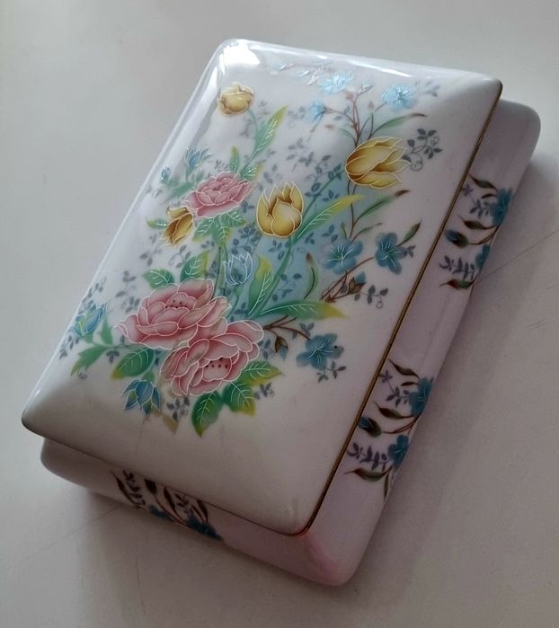 Caixa,  em porcelana, com motivos floridos.
