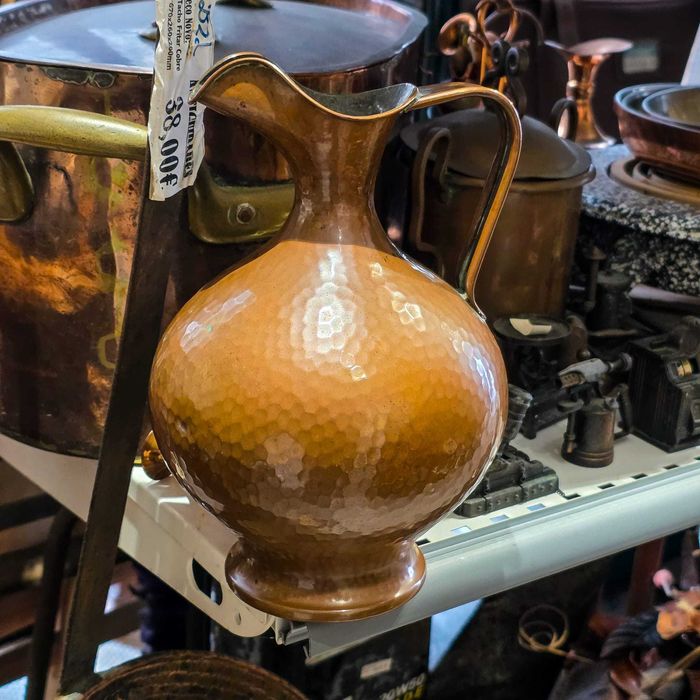 Jarro Antigo Cobre Martelado com Asa e Bico Ondulado