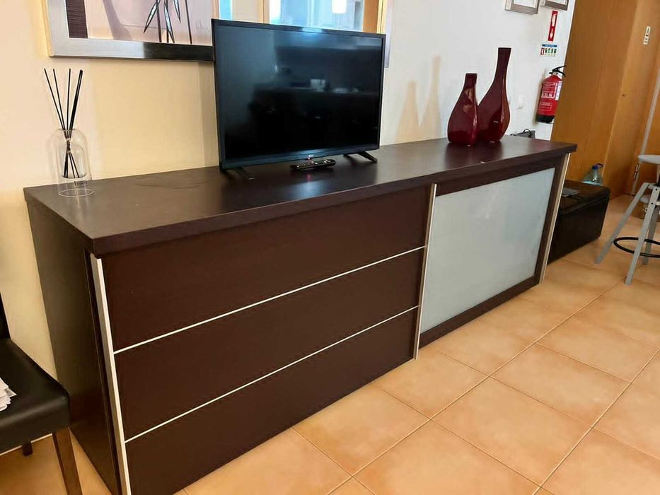 Aparador moderno com grande espaço de arrumação - 100 €