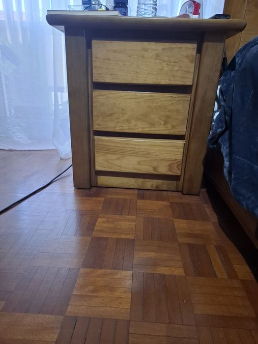 Mesa de cabeceira em pinho  (mel)