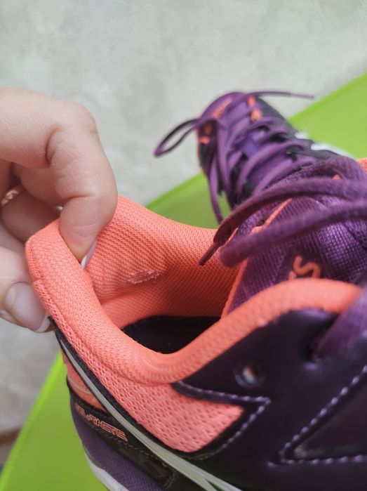 Жіночі волейбольні кросівки 38 розміру від бренду Asics Gel Tactic