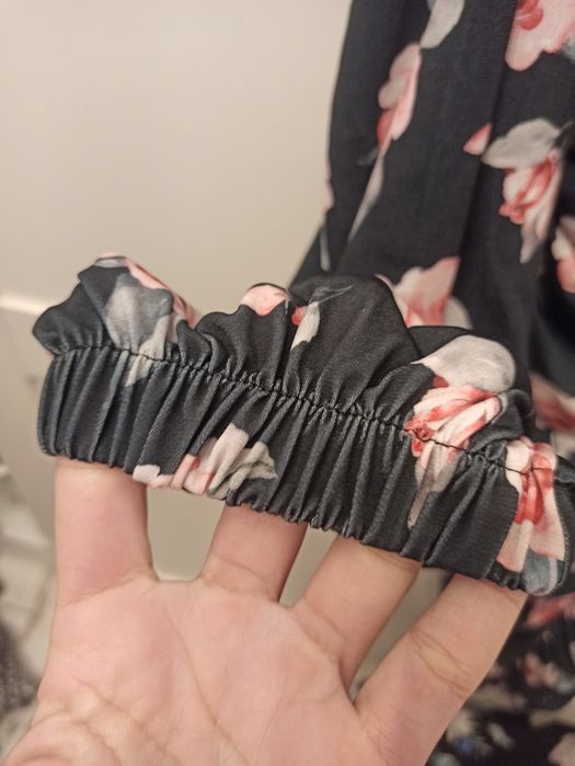 Sukienka dopasowana, marszczona. W kwiaty. Wiosna, lato, botki