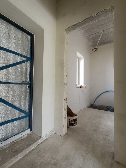 Продається особняк з прямокутною ділянкою, всі комунікації міські.