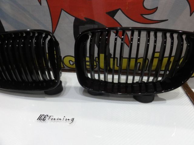 Grelha frontal BMW E81 / E82 / E87 / E88 LCI 07-11 M4 look / dupla lamina em preto piano brilhante
