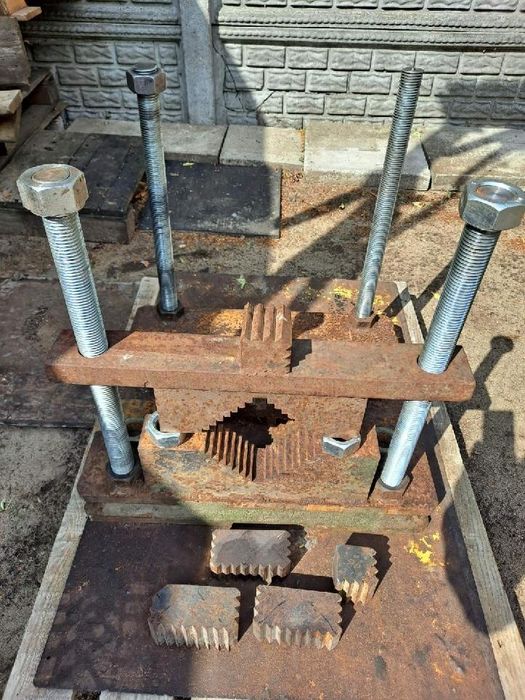 Stół do rozkręcania siłowników hydraulicznych