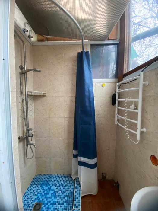 Студія, невисокий поверх,  м Дорогожичі, є ГЕНЕРАТОР