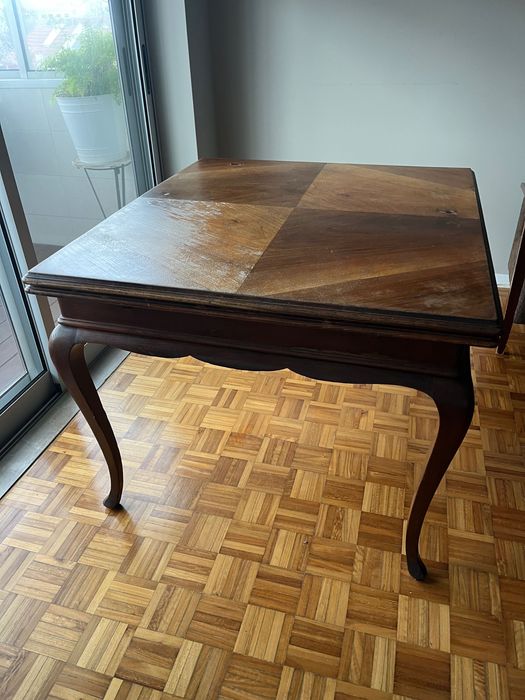 Mesa de jantar e cadeiras