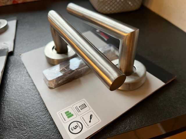 Klamka do drzwi wewnętrznych na rozecie okrągłej Inox Stal nierdzewna