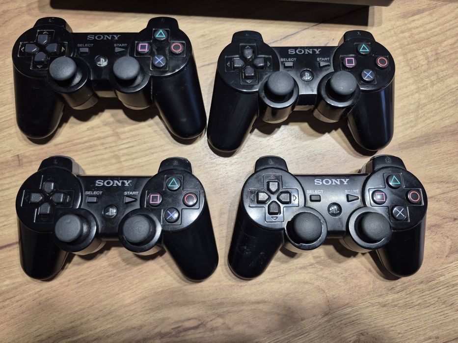 Konsola PS3 Slim + 4 pady + 14 gier + pilot + ładowarka