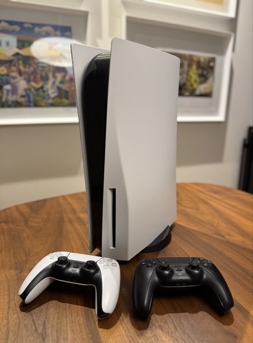 Consola Playstation 5 com leitor de discos + dois controles.