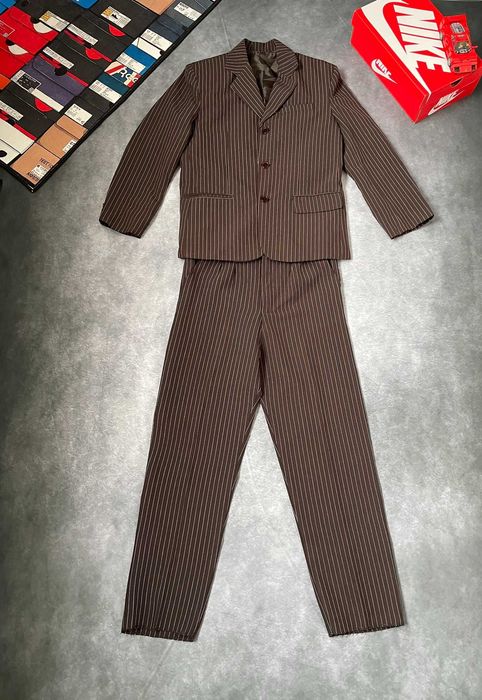 Brązowy garnitur w paski elegancki