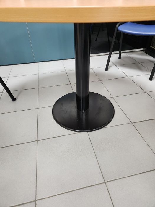 Mesa de reuniões redonda + cadeiras