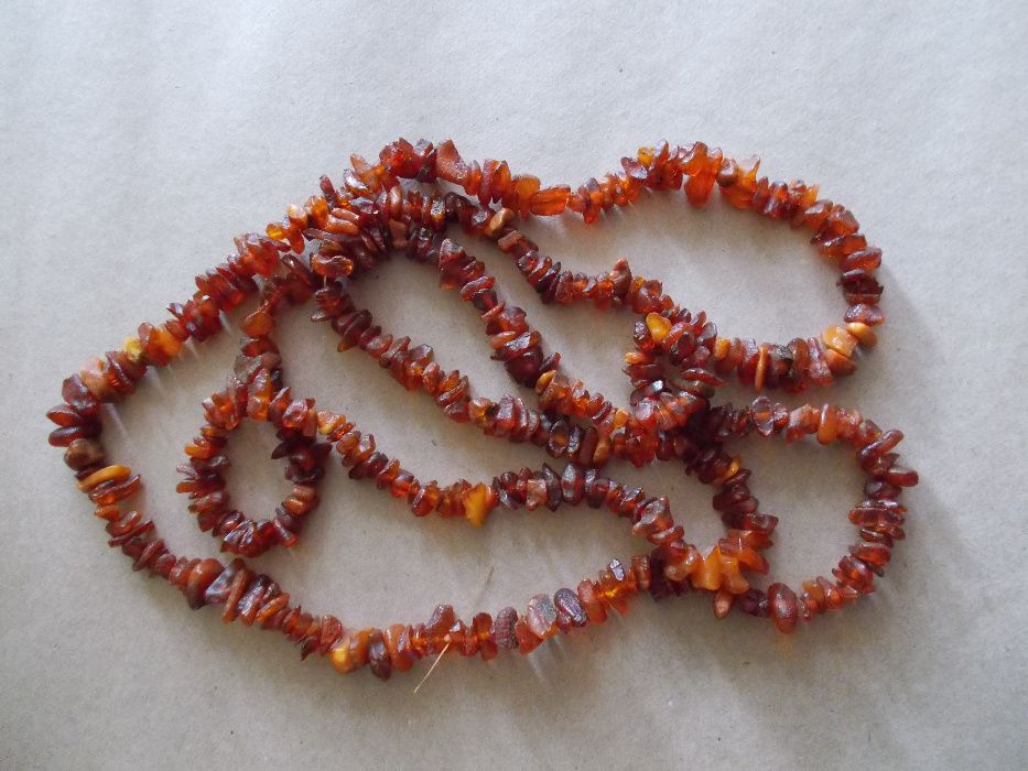 Naszyjnik z bursztynu dł. 70 cm.