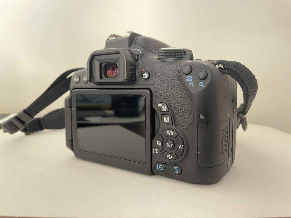 Canon EOS 750D + EF-S 18-135mm f/3.5-5.6 IS STM