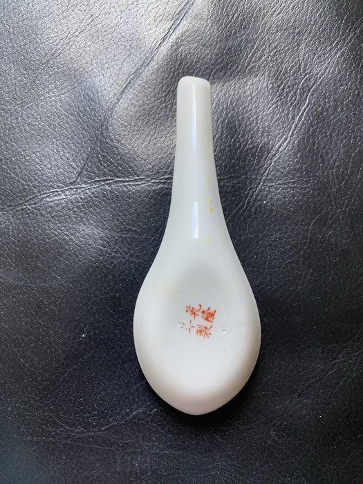 Colheres orientais decorativas em porcelana