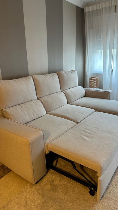 Sofá bege com chaise longue e arrumação