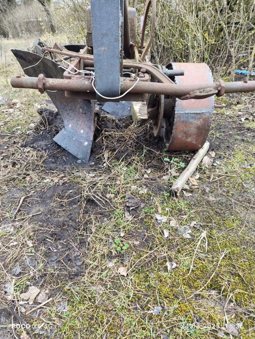 Плуг двокорпусний