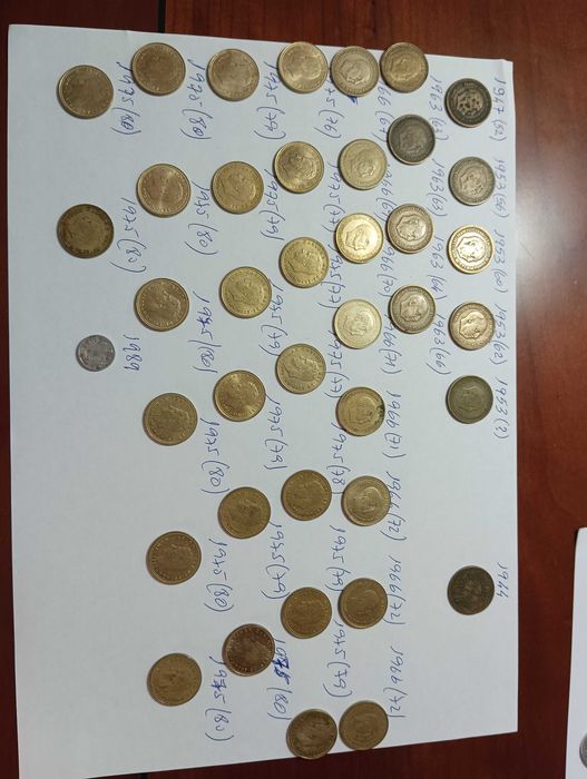 40 moedas de 1 Peseta de 1944 a 1975