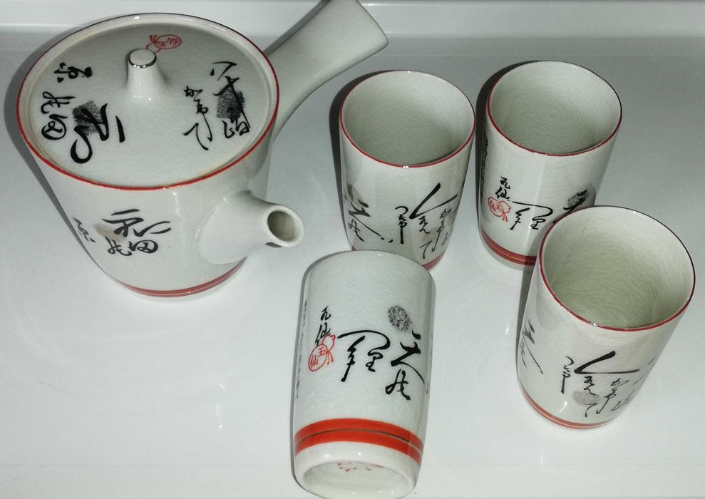 Bule chinês e copos