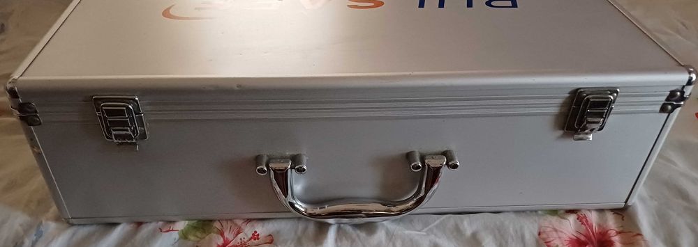 Mala Metálica com 12 Divisórias, Rede e Espelho