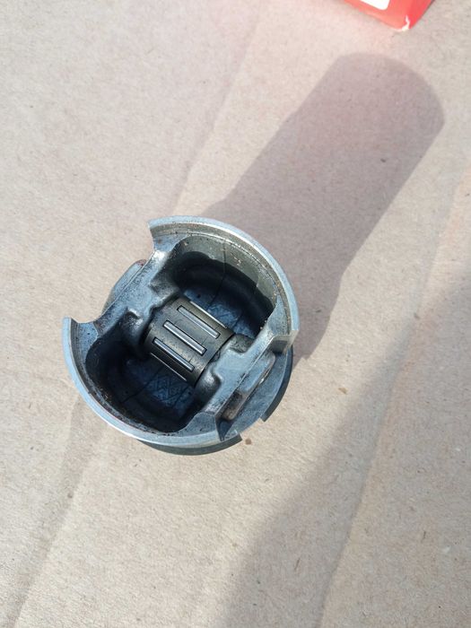 Запчастина поршень