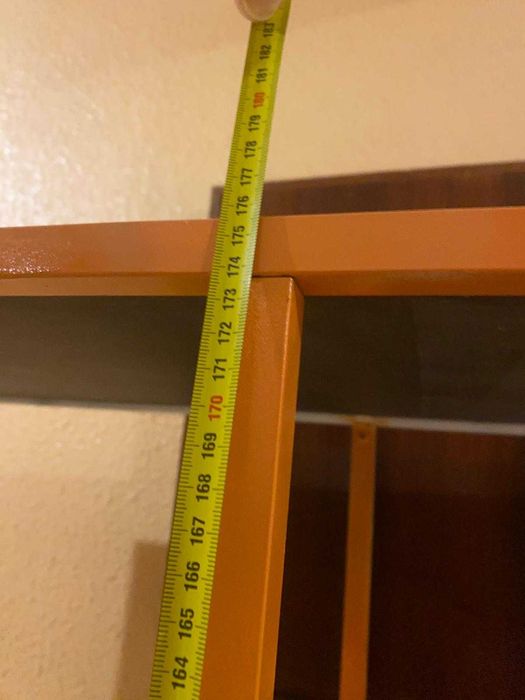 Estante em ferro com prateleiras em vidro