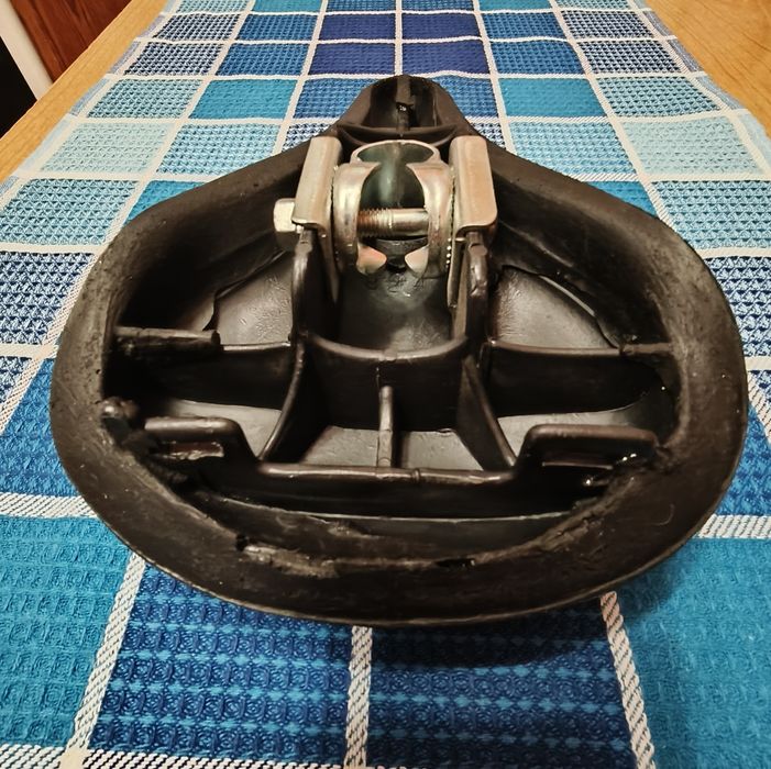 siodełko rowerowe marki Iscaselle z jarzmem