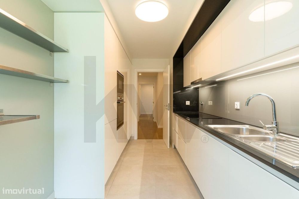T2 com suite, varanda e 2 lugares de garagem — Condomínio com piscina,