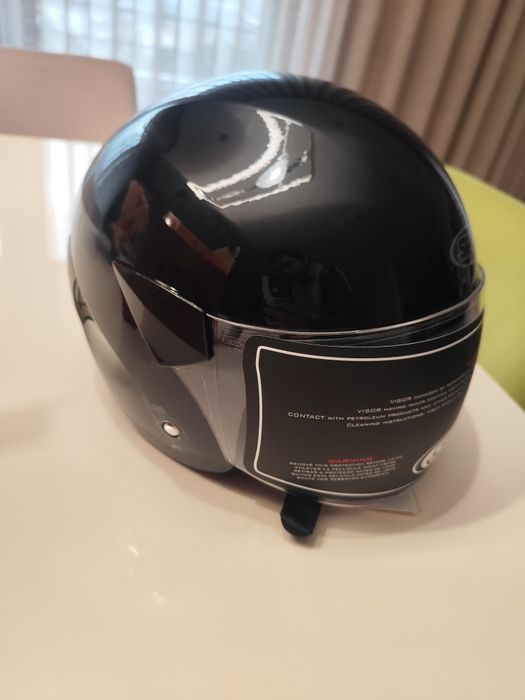 Capacete novo dentro da caixa