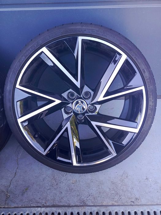 Kola Felgi Skoda 18 cali et 46 5x100 opony uniroyal 215/35 r18