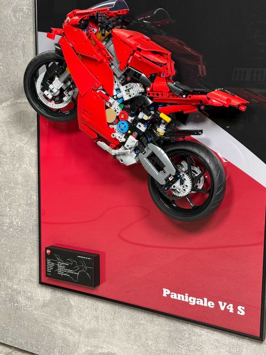 Арт Рамка 80x50 см. для LEGO Technic Ducati Panigale V4 S (42202)