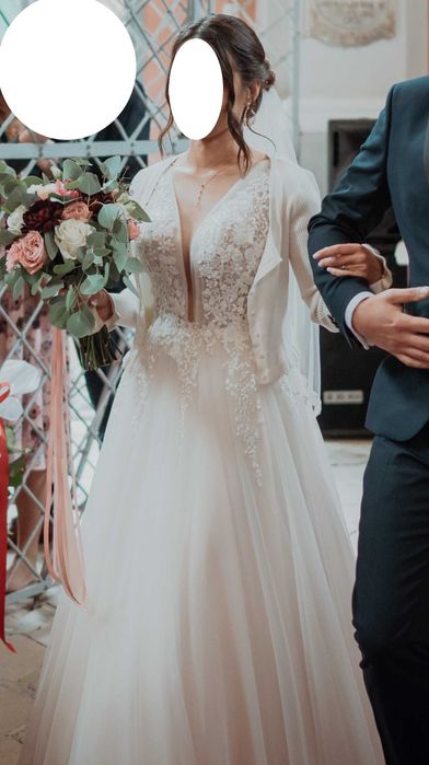 Suknia ślubna w rozmiarze 36/S