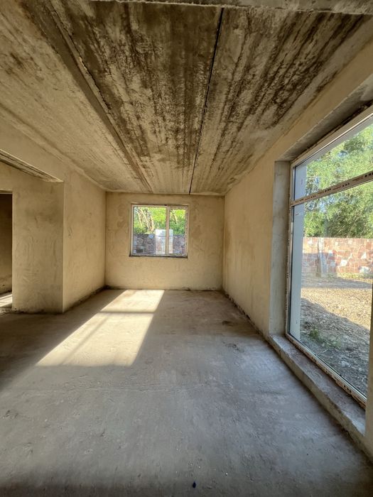 Будинок з терасою та земельною ділянкою  4 сотки