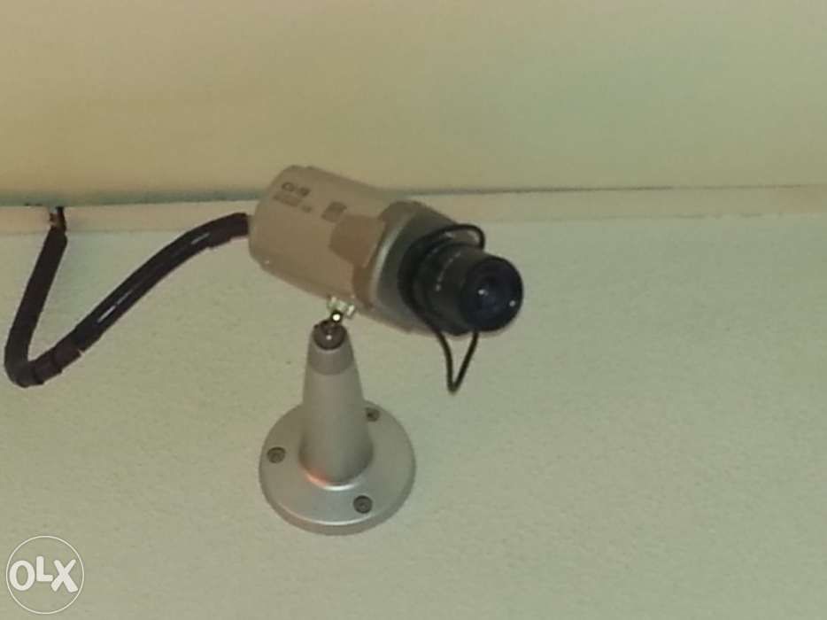 Sistema de videovigilância,constituído por três câmaras mais gravador.