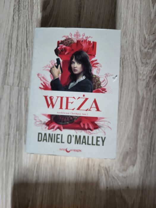 Wieża, Archiwum Checquy (tom 1)