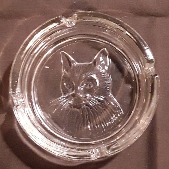 Cinzeiro em vidro branco transparente com gato no fundo