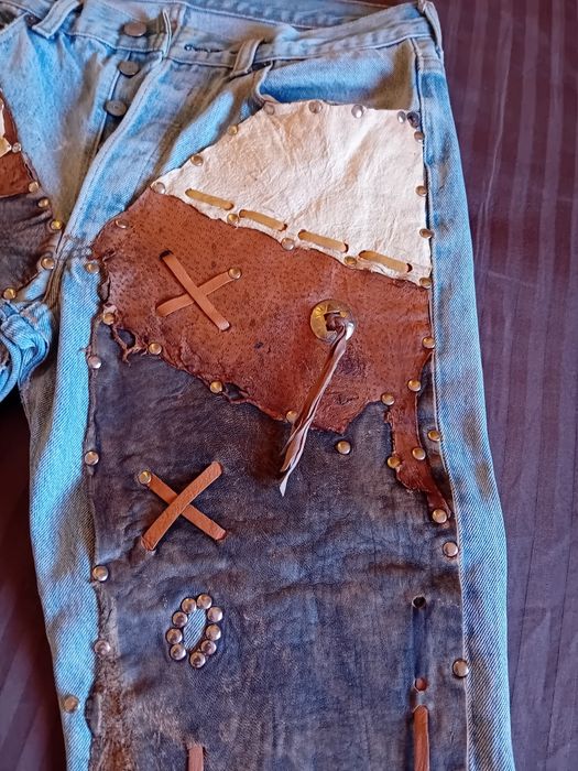Calças ganga com aplicações em pele/cabedal, marca Levis Strauss originais/verdadeiras, compradas em Ibiza, em excelentes condições.