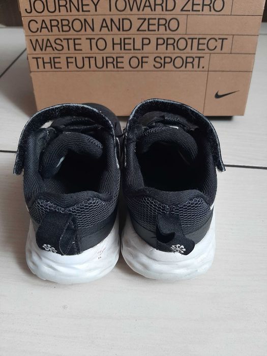 Buty sportowe nike czarne dla chłopca 23,5