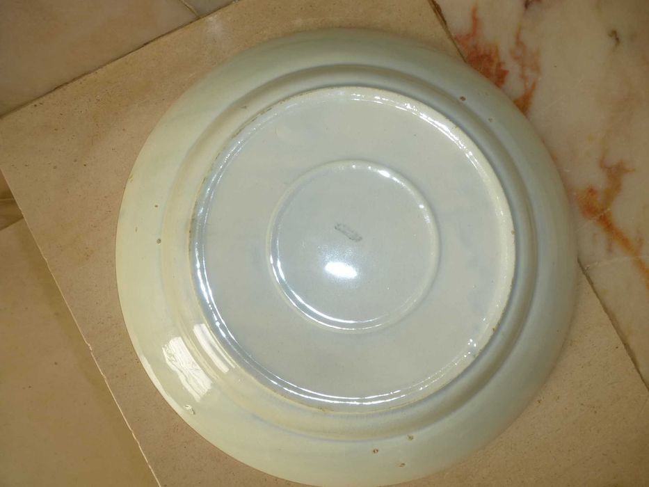 Saladeiras e prato de louça, antigas