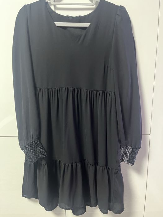 Slodka czarna sukienka z pieknymi mankietami Only