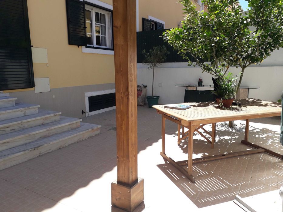 Quarto espaçoso em moradia.