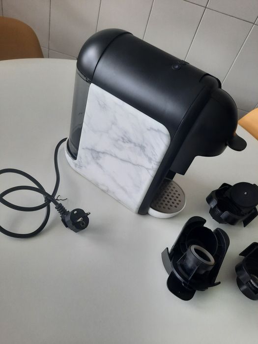 Maquina de café com adaptadores para várias marcas de cafe